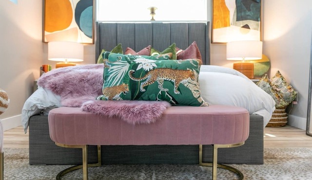 Luxury riverfront for large groups Walk to Historic Downtown & restaurants