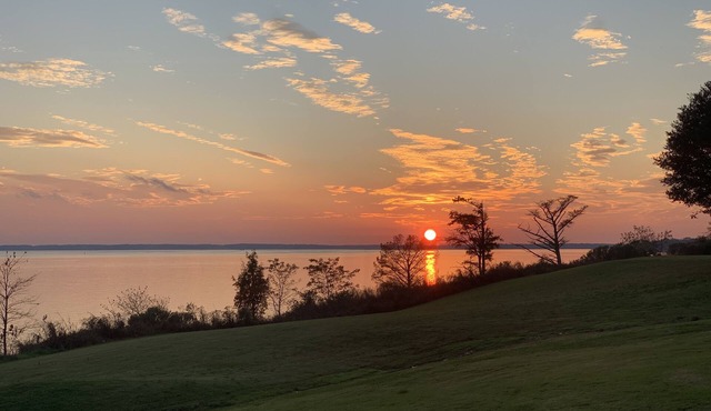 Luxury Riverfront Condo w/sunrise & sunset views