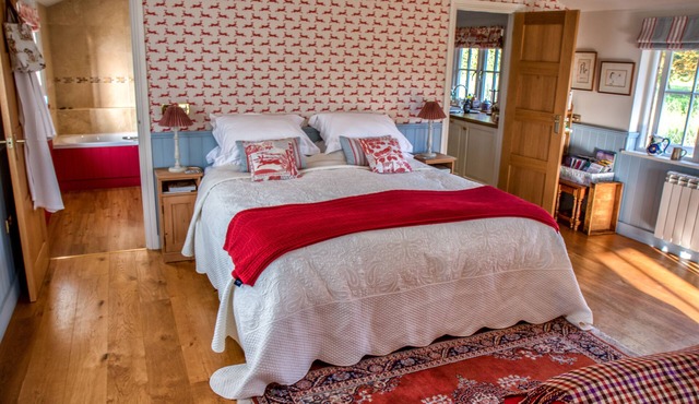 Luxury riverside lodge in idyllic setting