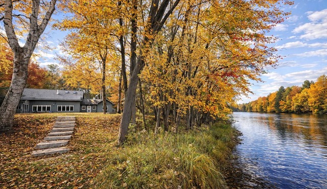 Luxury Riverside Cottage with Kayaks