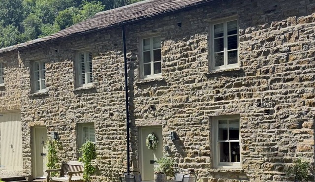 Luxury Riverside Cottage by Aysgarth Falls: Perfect for Walkers & Nature Lovers