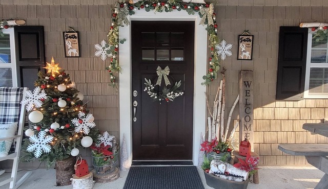 Luxury Riverside Lodging cozy comfort in Abbot Maine 15 mins to Moosehead Lake