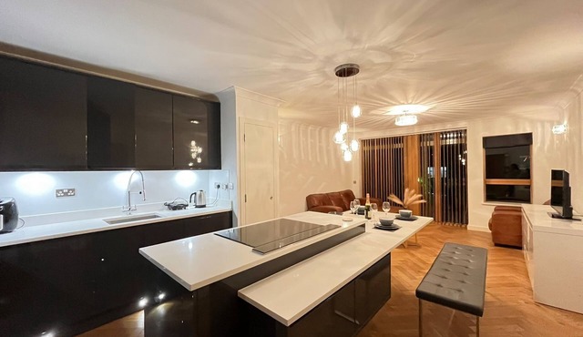 Luxury Riverside Retreat with Bath Jacuzzi in Central London