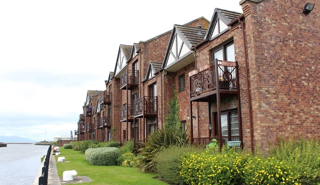 Luxury Riverside Retreat with Sunny Balcony
