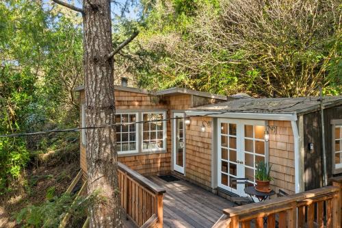 Luxury Riverview Cottage - walk to town & trails