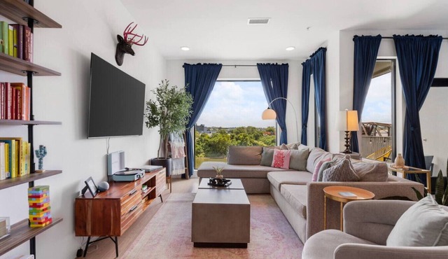 Luxury Riverview - Walk to Broadway - With Garage and Patio