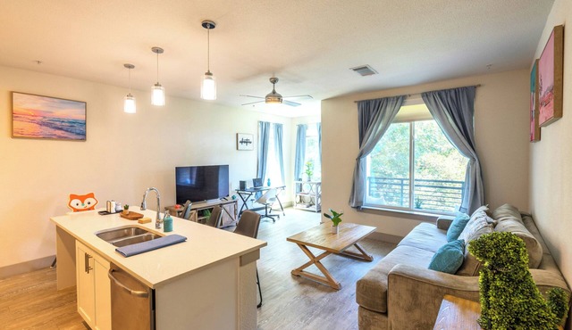 Luxury Riverwalk Apt: Pool, Views, Near Pearl & Alamo—Your Downtown Escape!