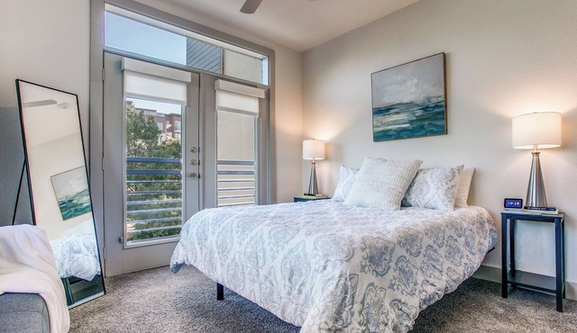 Luxury Riverwalk Condo Pool, Balcony, Parking