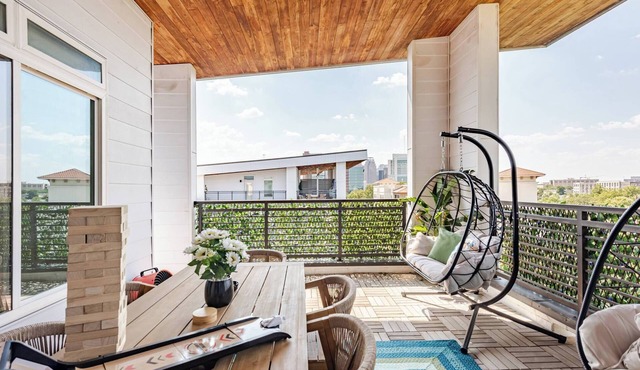 Luxury Riverwalk Penthouse Pool & Skyline Views