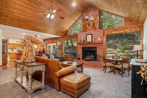 Luxury Rock Creek Cabin w Deck by Lake Hamilton