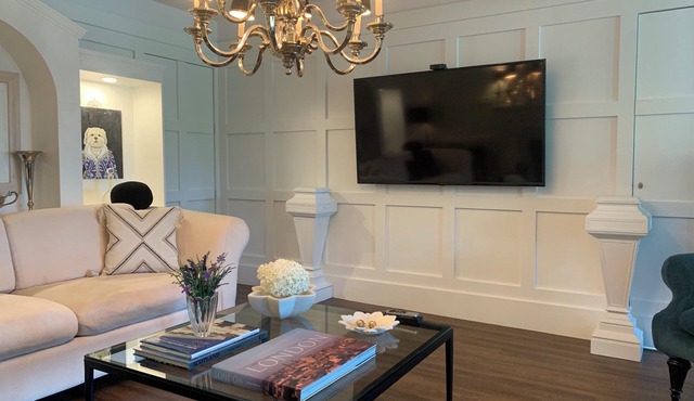 Luxury Romantic Private Suite With Lounge. New August 2025, Historic District.