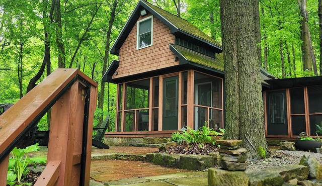 Luxury Romantic Retreat w/Hot Tub, Cabin in Woods, Winter Wonderland w/Firepit