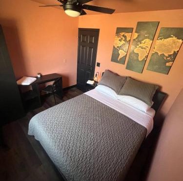 Luxury Room - Queen Bed, Pool & Fast Wi-Fi!