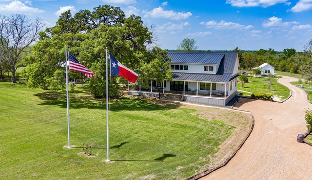 Luxury Round Top Retreat - The Lone Star Farm