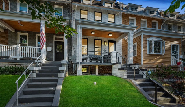 Luxury rowhouse w/parking - centrally located