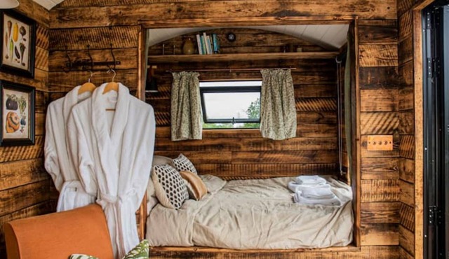 Luxury rural retreat in a cosy hut near the coast