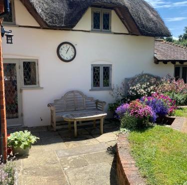 Luxury rural thatched cottage with cedar hot tub