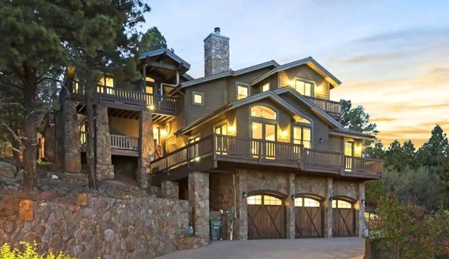 Luxury Rustic Home w/views, On trails. Only 5 min to town and 30 min to skiing!