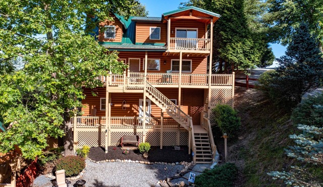 Luxury Rustic Mountain Cabin with Wraparound Porches & Sunrise Views