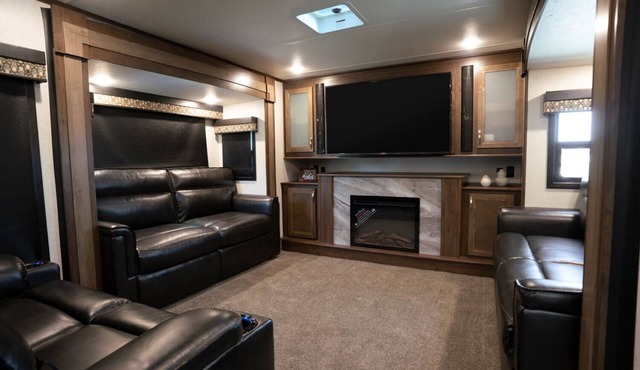 Luxury RV 2 Bedroom 2 Bath for solar eclipse ring of fire on 3 acres