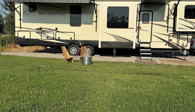 Luxury RV in Saint Anthony near the Sand Dunes and Yellowstone