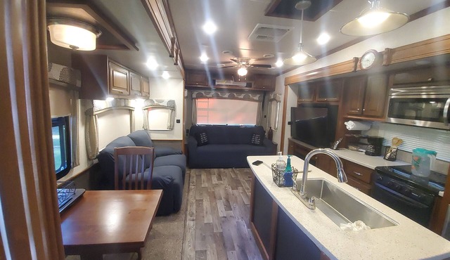 Luxury RV nested in a country setting, Only 9 minutes from Sanford airport!