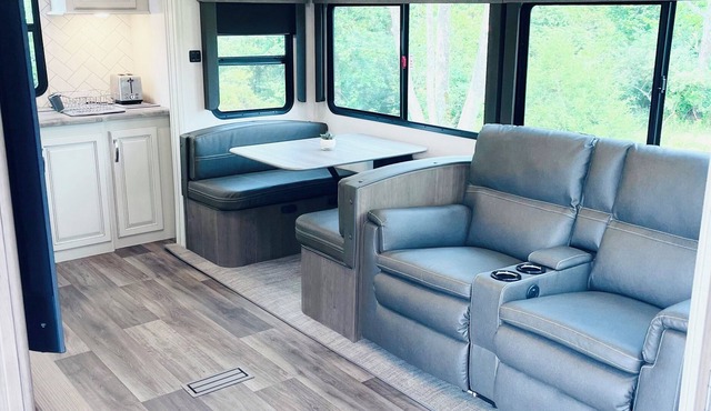 Luxury RV Nestled on 50 Acres at Augusta Retreat/picnic Table/mountain