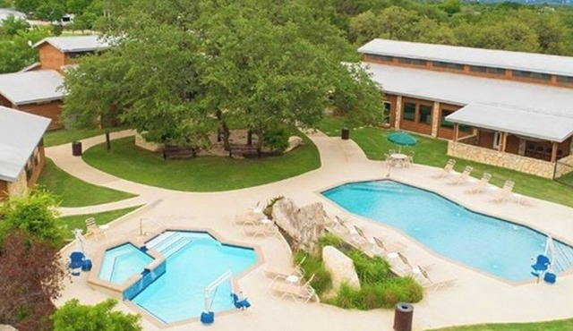 Luxury RV with amazing outdoor space at Sun Outdoors Resort - pet friendly!