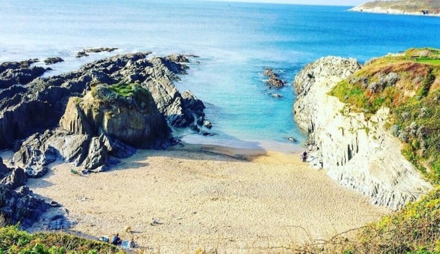 Luxury Safari Lodge set in private field on a farm