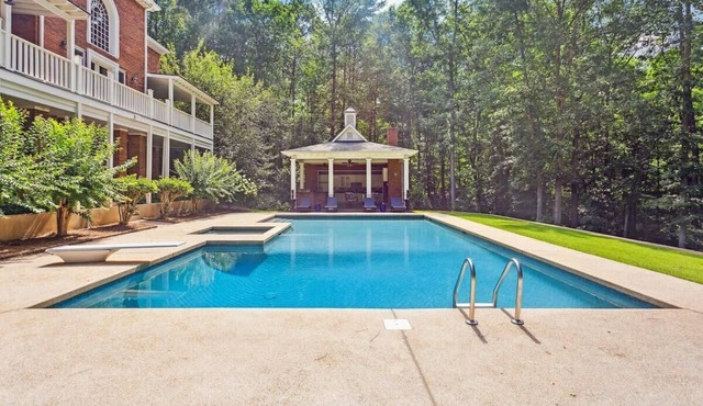 Luxury Saltwater Pool and Hot Tub - Large Family - Sleeps 14