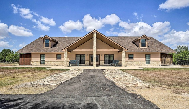 Luxury San Antonio Retreat: 110-Acre Private Ranch