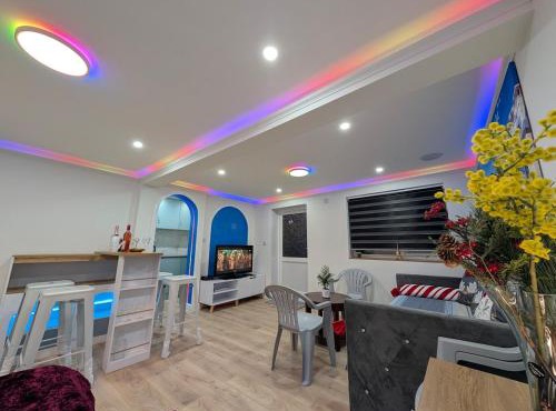 Luxury Santorini Boutique Suite with a Mediterranean Soul - 15m to Heathrow Windsor Ascot Legoland with Free Parking