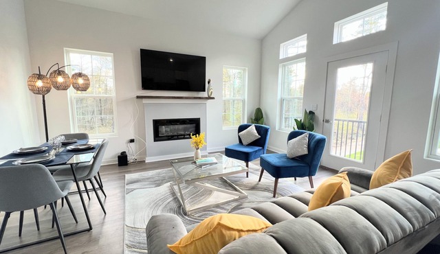 Luxury Saratoga Apt w King Suite