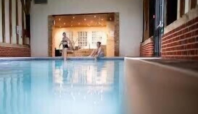 Luxury Scandinavian lodge with HOT TUB situated on golf resort