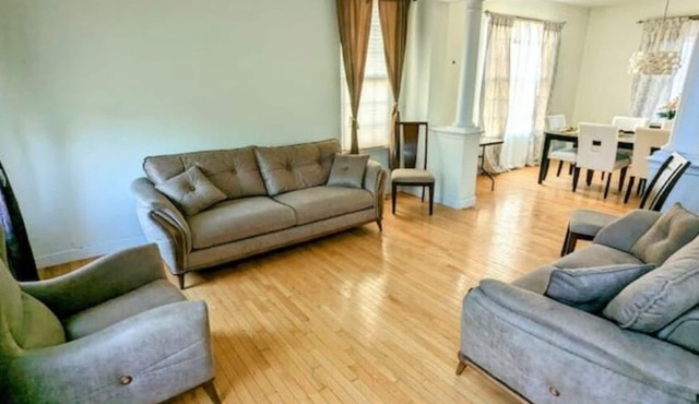 Luxury scenic retreat w/5 bdrm and sleeps 10. Close to everything