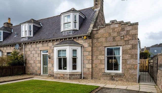 Luxury Scottish Cottage, featuring "'The Artic Cabin"