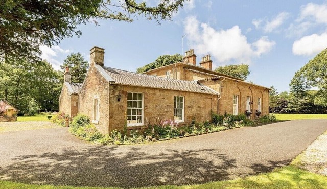 Luxury Scottish Manor house + 9-Seater Jacuzzi + 21-Seater BBQ Cabin