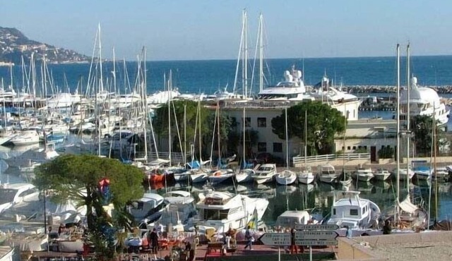 Luxury sea side apartment in the fashionable resort of Beaulieu-sur-Mer