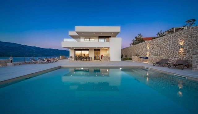 Luxury Sea star Villa heated pool 48 m2, family, quiet area, Paklenica National Park, Zrmanja rafting, bbq