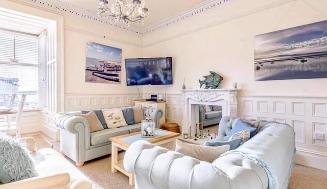Luxury Seafront Apartment in Aberdovey -pets allowed/free parking -sleeps 8