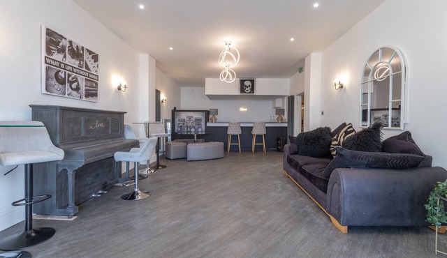 Luxury Seafront Living for groups accommodating up-to 32 people!