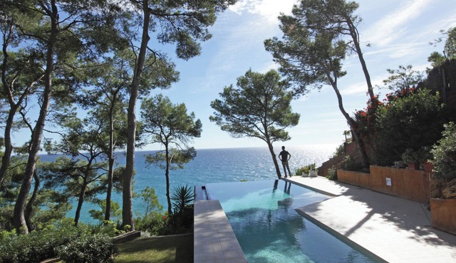 Luxury Seafront Villa Infinity Pool - Walk to Beach
