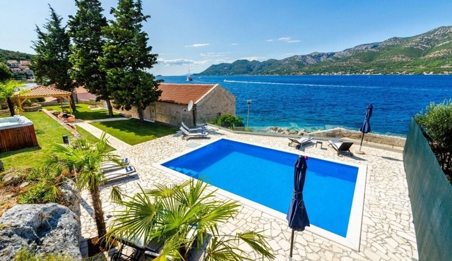Luxury Seafront Villa Gabriela with Pool And Gym