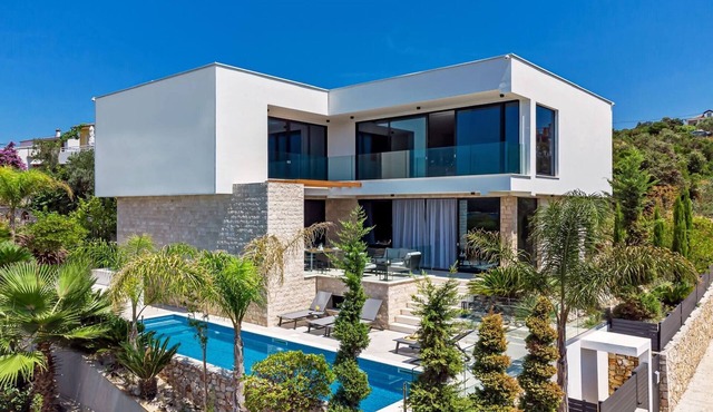 Luxury Seafront Villa Raquel Solta with Pool, Gym