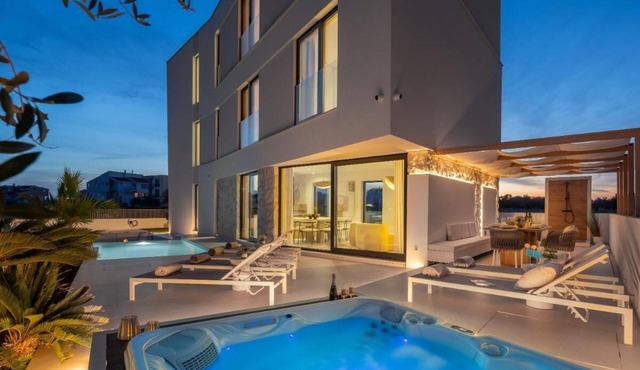 Luxury seafront Villa Noles with heated Pool, Jacuzzi, EV near Zadar