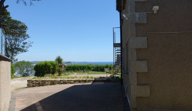 Luxury Seaviews Spacious Quiet Ground floor Apartment, Parking, Disabled access