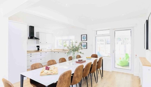 Luxury SeaWay sleeps 12, playroom/xbox/hot tub/private chef