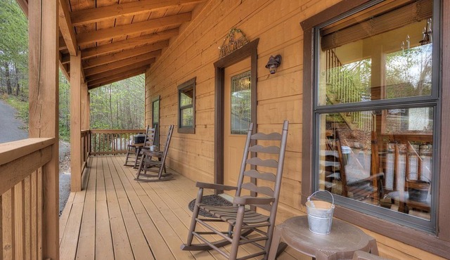 Luxury Secluded 1 bd+loft Cabin ! WiFi! Sony PlayStation! 11min to Parkway!