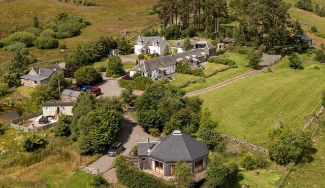 Luxury, secluded, Adult only Treehouse with hot tub, woodburner & stunning views