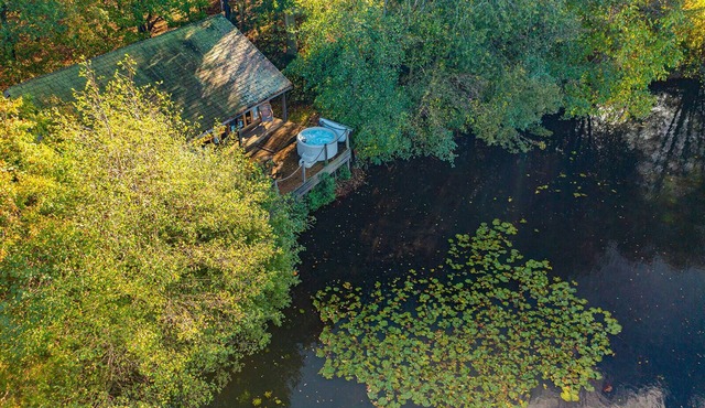 Luxury secluded lakeside cabin with hot tub. Pet Friendly!